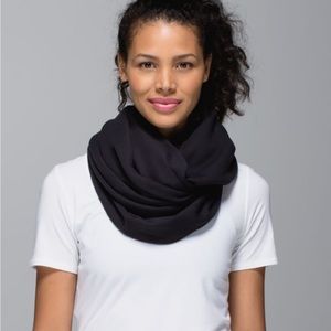 Lululemon snap vinyasa black scarf infinity wrap